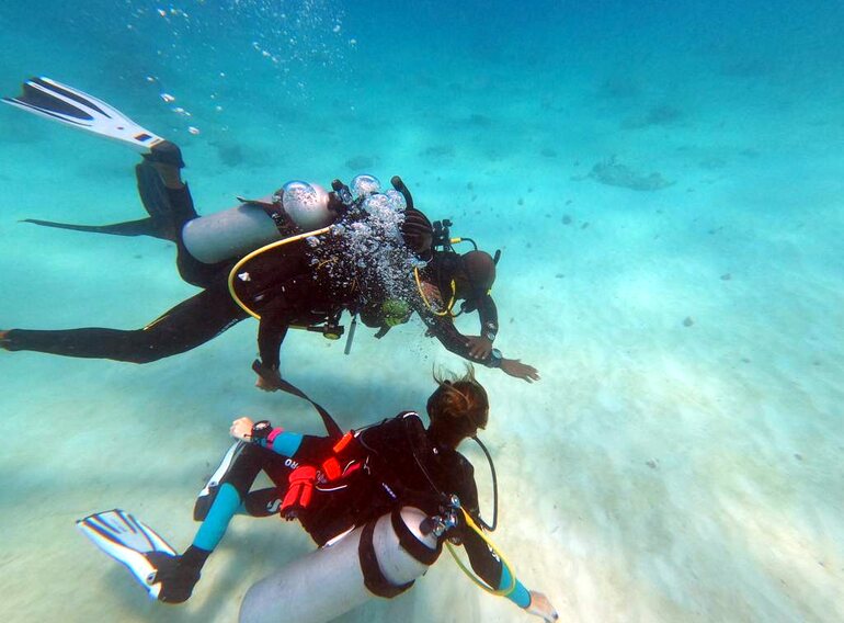 Instructor candidate supervising student divers and managing underwater skill practice