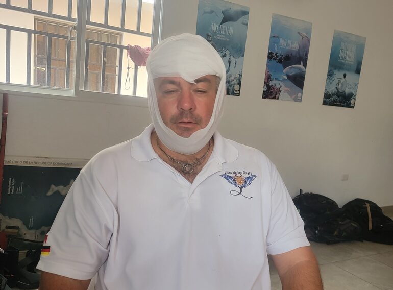 Emergency First Response first-aid student practising head bandaging during the Rescue Diver course